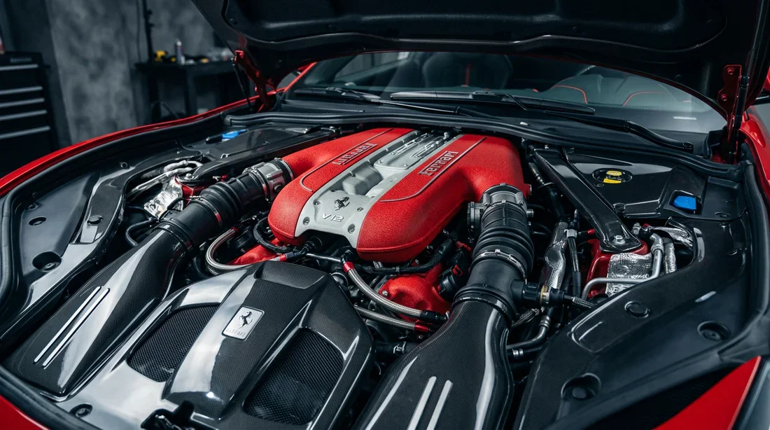 Le compartiment moteur iconique de la Ferrari 812 Superfast Moteur V12 Ferrari 812 Superfast capot ouvert