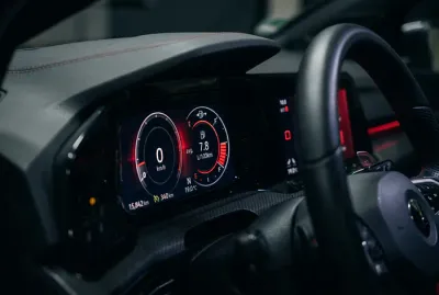 Tableau de bord numérique Golf 8 GTI affichant la consommation