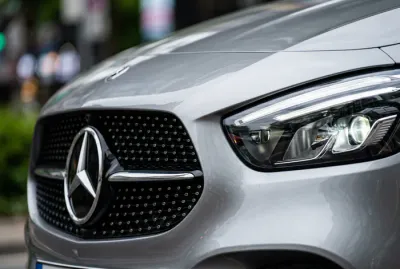 Gros plan sur la calandre et le logo Mercedes Classe B