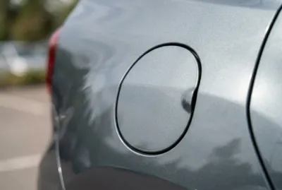 Gros plan sur la trappe à carburant fermée d'un Dacia Duster