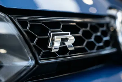 Gros plan sur le logo R de la calandre d'une Golf 6 R