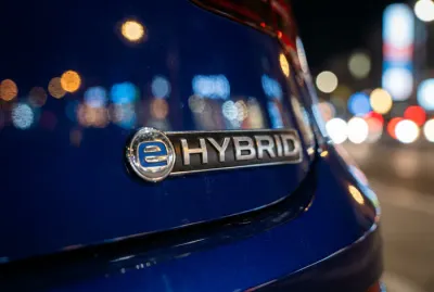 Détail du logo eHybrid sur le hayon d'une Golf 8