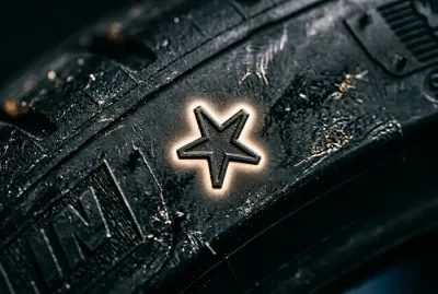 Gros plan sur le symbole étoilé d'homologation BMW sur un pneu premium