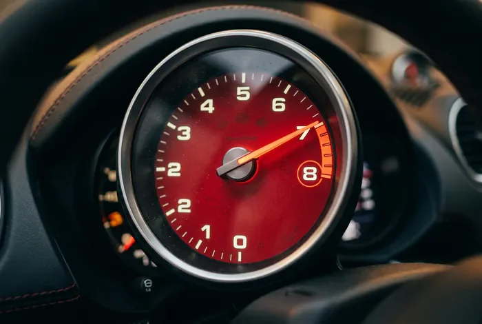 Compte-tours de Porsche 718 Cayman GT4 à haut régime