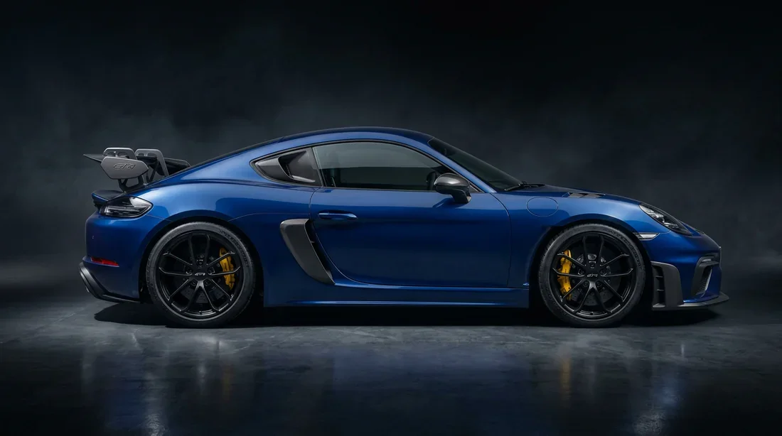 Vue latérale aérodynamique de la Porsche 718 Cayman GT4 Bleu Requin