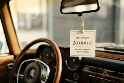 Étiquette de prix de 20 000 euros sur un rétroviseur de voiture
