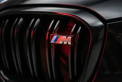 Gros plan sur la calandre et le badge M d'une BMW X4 M Competition