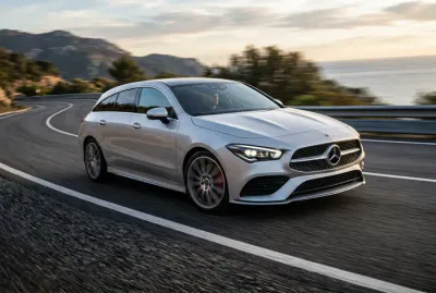 Gros plan dynamique sur l'avant d'une Mercedes CLA Shooting Brake en mouvement