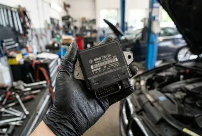 Boîtier de préchauffage d'origine pour BMW tenu par un mécanicien
