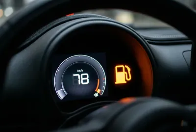 Gros plan sur le voyant d'alerte orange du tableau de bord de Fiat 500