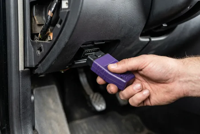 Branchement d'une prise OBD2 sous le tableau de bord d'une Golf 4 pour diagnostic