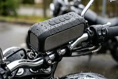 Gros plan sur une enceinte Bluetooth étanche pour moto